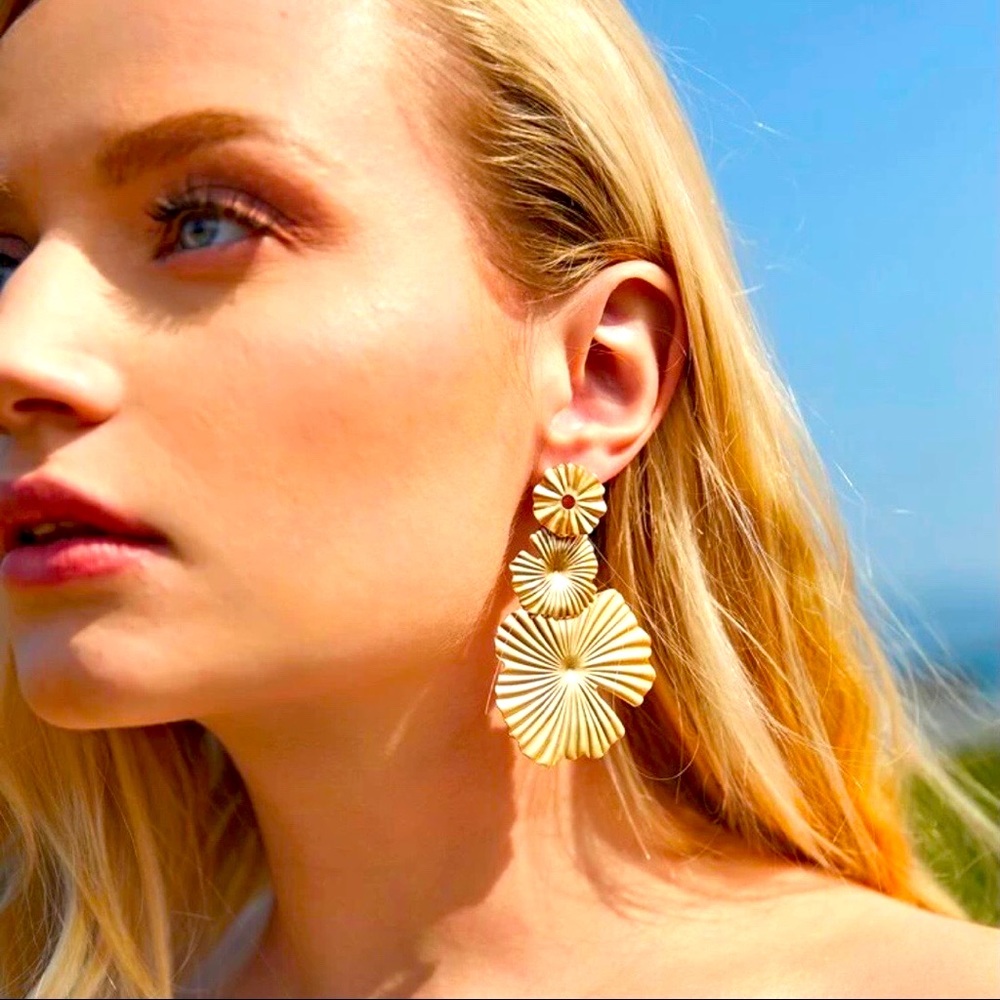 🍋2/$30 New Ridged Floral Drop Earrings - Picture 2 of 3